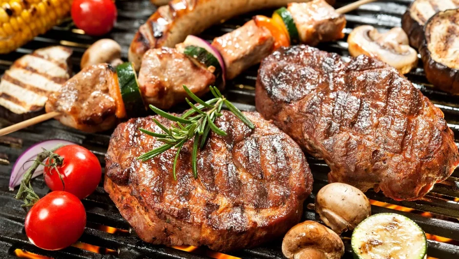 Μπάρμπεκιου με φίλους: Το λάθος που κάνουμε όλοι όταν ψήνουμε στον κήπο
