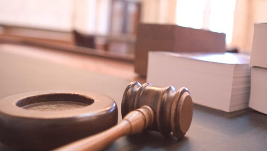 Ναύπλιο: Κατηγορούμενος για οπλοφορία εμφάνισε… όπλο σε δικαστές