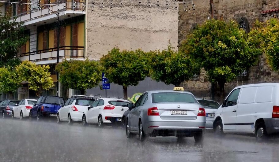 Ποτάμια οι δρόμοι -Τρομερό μπουρίνι στα Τρίκαλα
