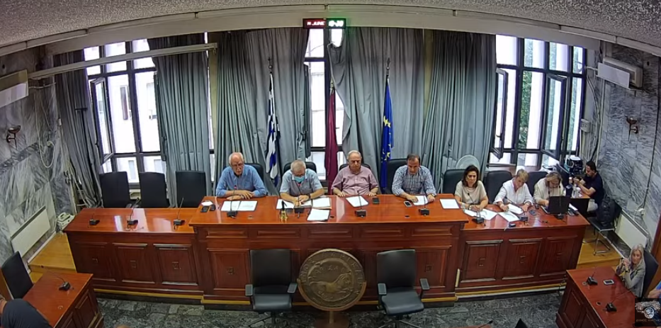 Δημοτικό Συμβούλιο Λάρισας: Να επιβιώσουν και οι ανεμβολίαστοι υγειονομικοί