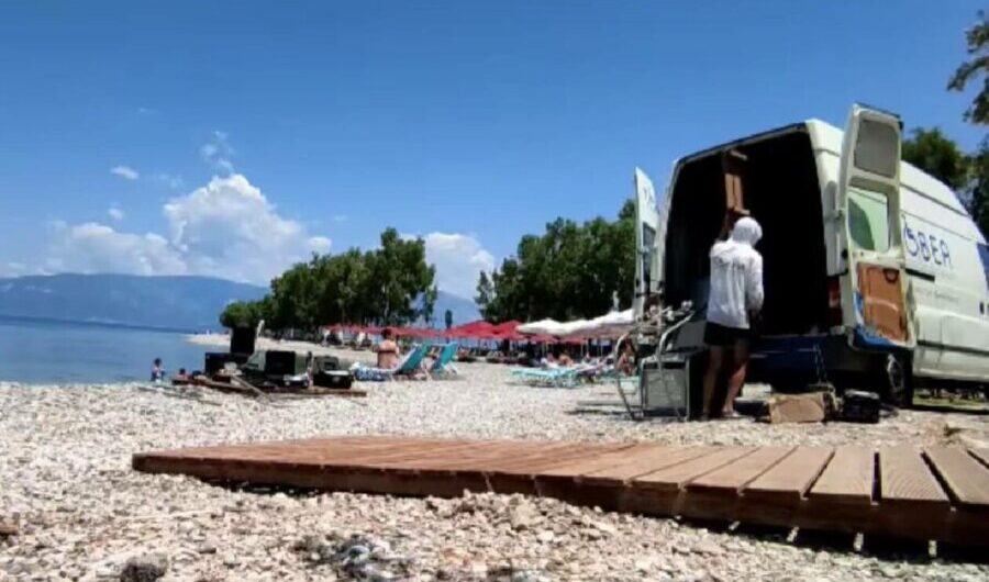 Αίγιο: Η απόλυτη ντροπή – Έβγαλαν ράμπα αναπήρων από παραλία για να βάλουν ξαπλώστρες (βίντεο)