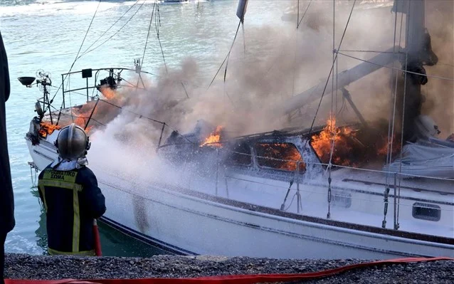 Αλόννησος: Φωτιά σε ιστιοπλοϊκό – Τρεις τραυματίες