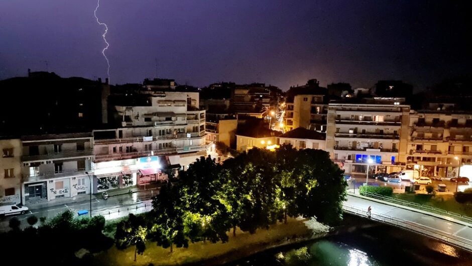 Σφοδρή χαλαζόπτωση τη νύχτα στα Τρίκαλα (βίντεο)