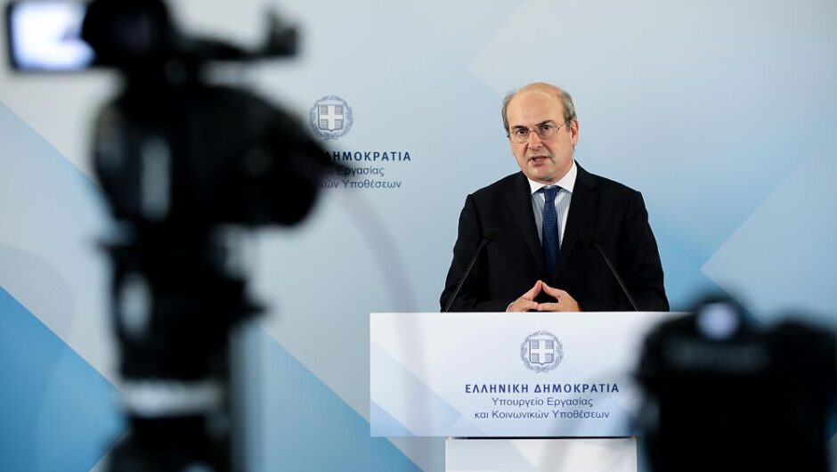 Πόθεν έσχες Χατζηδάκη: 1,1 εκατ. ευρώ εισόδημα από τον υπουργό που… πληρώνει με ρεπό τις υπερωρίες