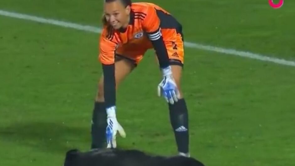 Σκύλος εισέβαλε σε αγώνα και δεν έφευγε μέχρι να τον χαϊδέψουν