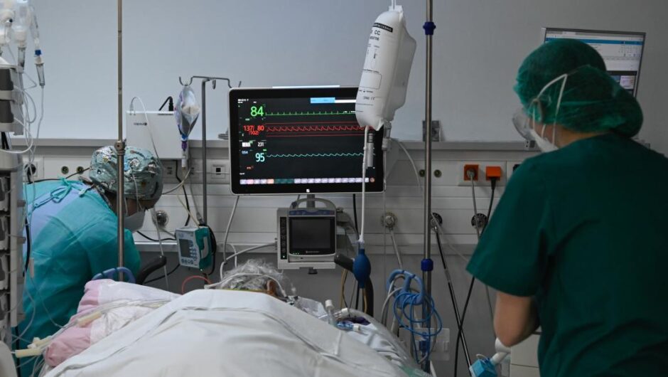 Δημοσθένης Σαρηγιάννης / Εφιαλτική πρόβλεψη – Στους 400 οι διασωληνωμένοι μέχρι τα τέλη Ιουλίου