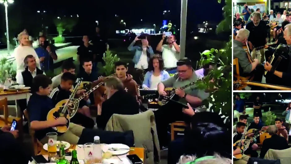 Ο Σταύρος Ξαρχάκος διευθύνει μια κομπανία από πιτσιρίκια με μπουζούκια σε ταβέρνα της Σύρου