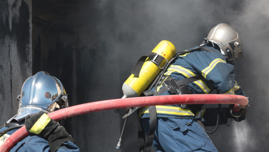 Πήγαν να σβήσουν τις φωτιές και τους έκλεψαν τα κράνη