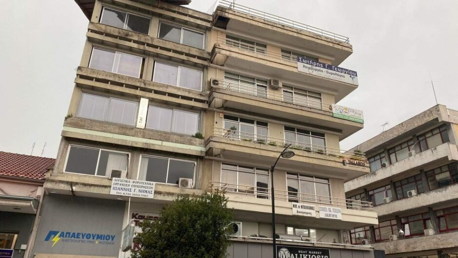 «Χαλασμός Κυρίου» στα Τρίκαλα. Ξηλώθηκαν στέγες-Έπεσαν δέντρα