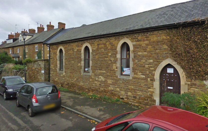 Εφημέριος «πιάστηκε στα πράσα» να φοράει μόνο γυναικεία καλσόν και να συνευρίσκεται ερωτικά με μια ηλεκτρική σκούπα!