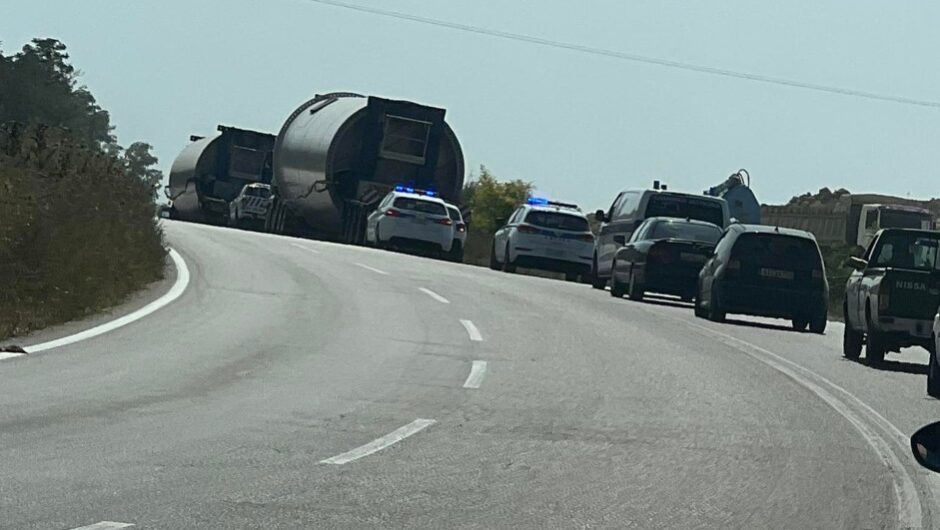 Ουρές χιλιομέτρων στην ε.ο. Τρικάλων-Λάρισας. Μεταφέρονται ανεμογεννήτριες