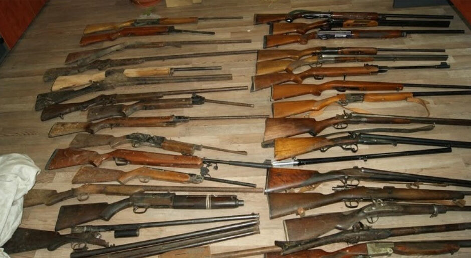 Θεσσαλονίκη: Καταγγέλθηκε από τη σύζυγό του για εξύβριση και βρέθηκε στην κατοχή του μίνι οπλοστάσιο