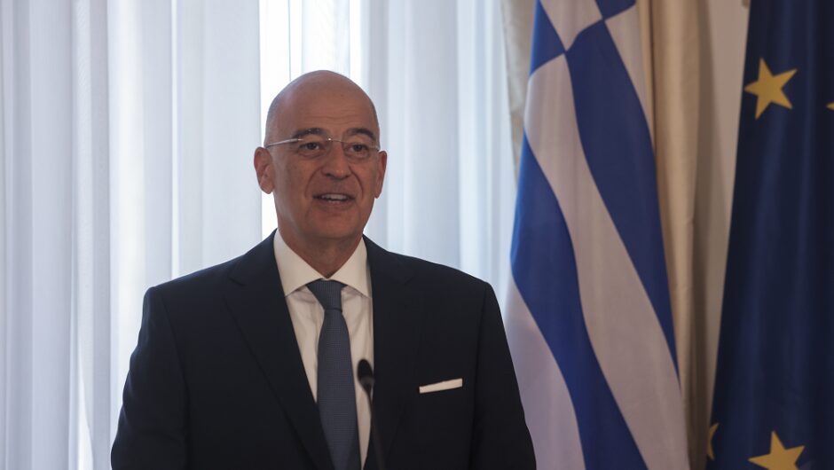 Κυβέρνηση: «Κωλοτούμπα» για Ζελένσκι και «καρφιά» Δένδια για λαθρεμπόριο όπλων