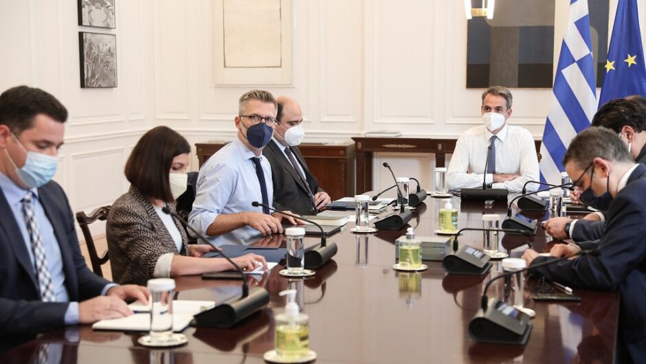 Καταρρέουν με πάταγο μαζί με τα ψέματά τους