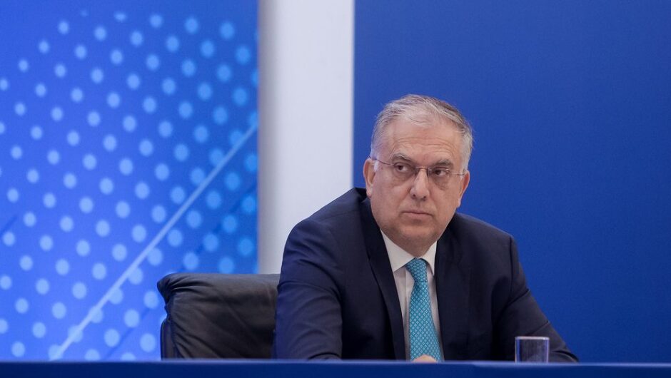 Κύρτσος κατά Θεοδωρικάκου: Δε… βρίσκει χρόνο για να ενημερώσει τη χήρα του Καραϊβάζ