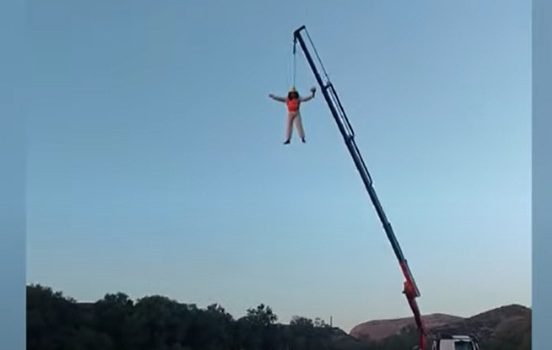 Σύρος: Γαμπρός «κρεμάστηκε» από γερανό για να πάει να παντρευτεί