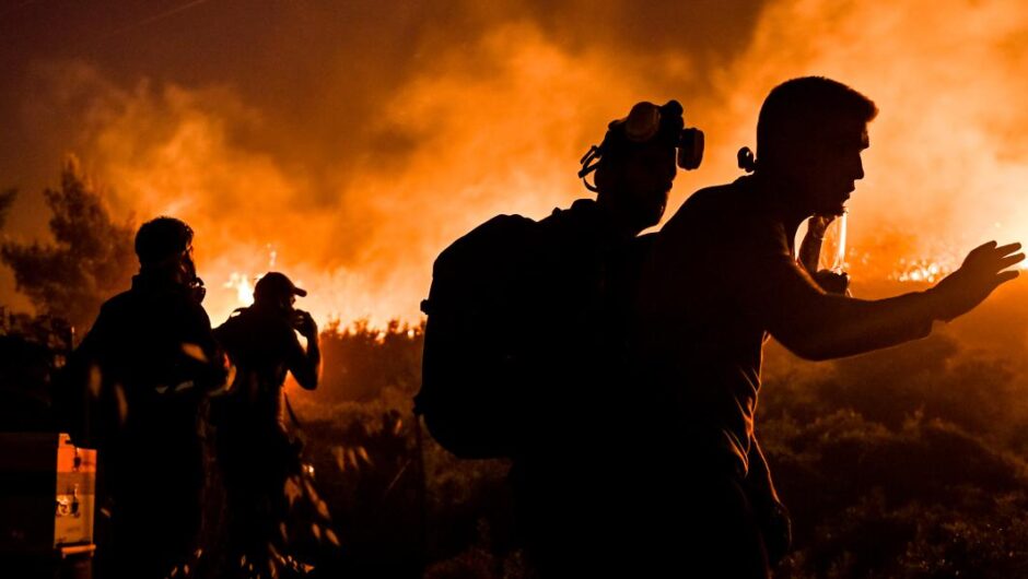 Φωτιά στην Πεντέλη / Εφιαλτική νύχτα – Κάηκαν σπίτια, στη μάχη και ο στρατός