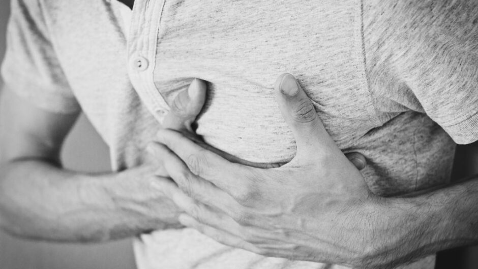 Τσιμπήματα στην καρδιά: Τι προβλήματα μπορεί να φανερώνουν;