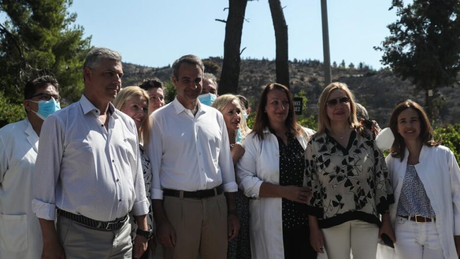 Κυριάκος Μητσοτάκης / Χαμογελαστός στα καμένα με τεθωρακισμένα αυτοκίνητα- Φωτογραφίες από την περιοδεία