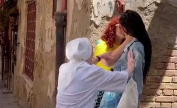 Νάπολη: Καλόγρια σε έξαλλη κατάσταση διακόπτει φιλί γυναικών – «Αυτά είναι του διαβόλου»