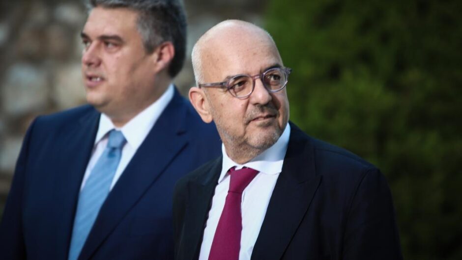 Μπάμπης Παπαδημητρίου / Κυνική ομολογία – «Τα τηλέφωνα παρακολουθούνται, να προσέχετε»