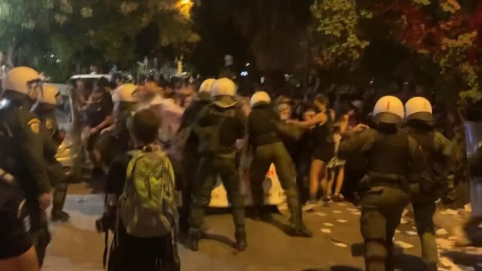 Εξάρχεια / Βίντεο ντοκουμέντο – Η στιγμή της άγριας επίθεσης των ΜΑΤ σε διαδηλώτριες