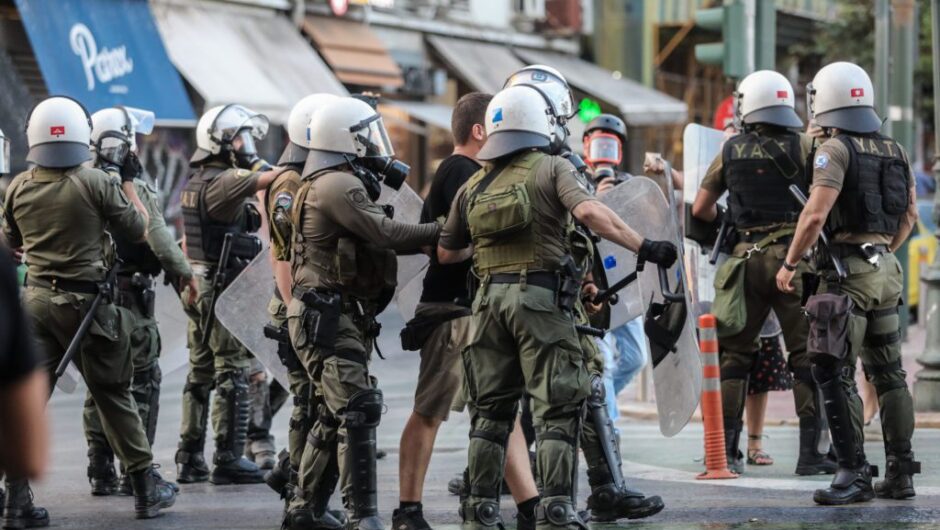 Βίντεο – ντοκουμέντο: Διαταγή «κρύψου πίσω» προς τον αστυνομικό που ψέκασε με χημικά δημοσιογράφους