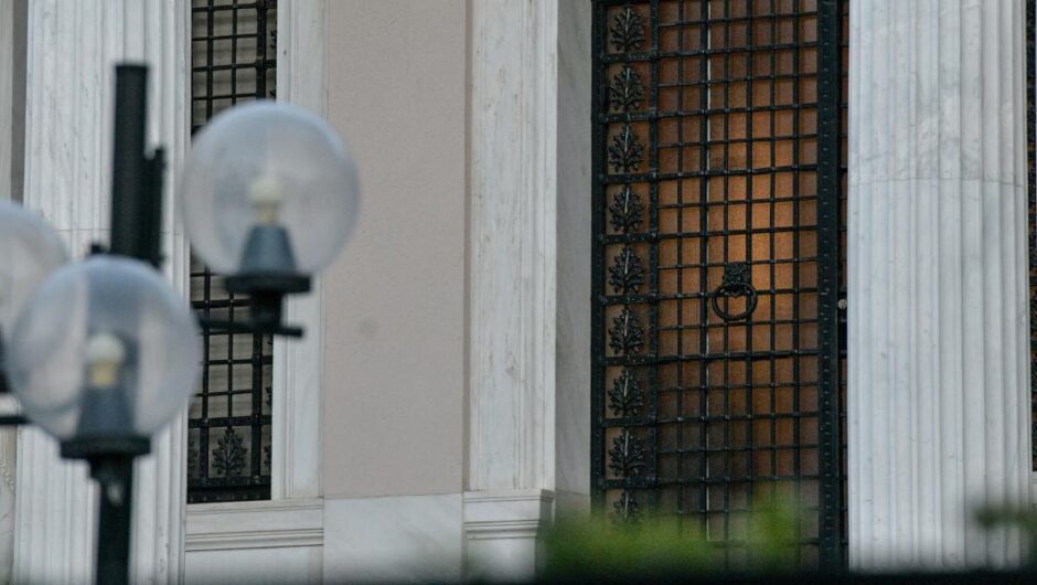 Σκάνδαλο υποκλοπών / Κυβέρνηση σε πανικό, πρωθυπουργός σε αποδρομή