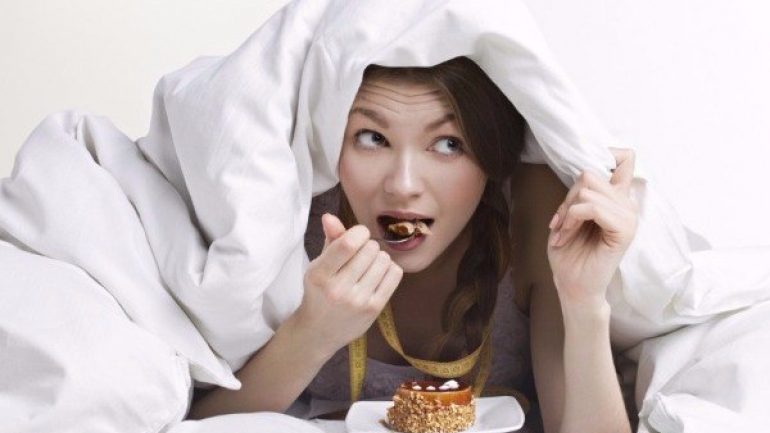 Γιατί νιώθετε υπνηλία μετά από το γεύμα – Ποιες είναι οι χειρότερες τροφές