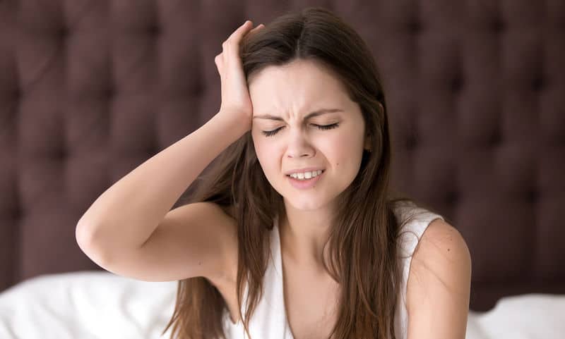 Πονοκέφαλος στην εγκυμοσύνη: Οι αιτίες, η αντιμετώπιση και οι λόγοι να επισκεφτείτε έναν γιατρό