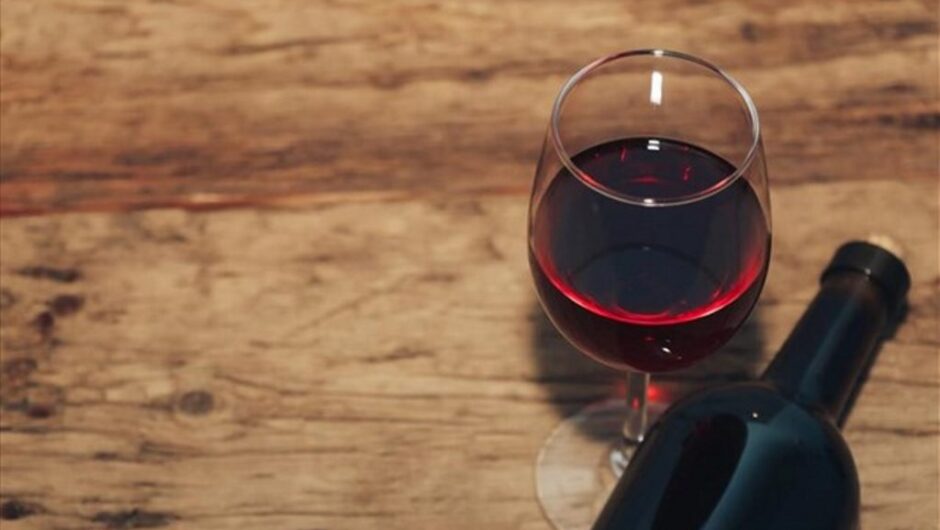 Γάλλος ογκολόγος προτείνει: «Φάτε τηγανητές πατάτες, πιείτε κρασί και κάντε σεξ»