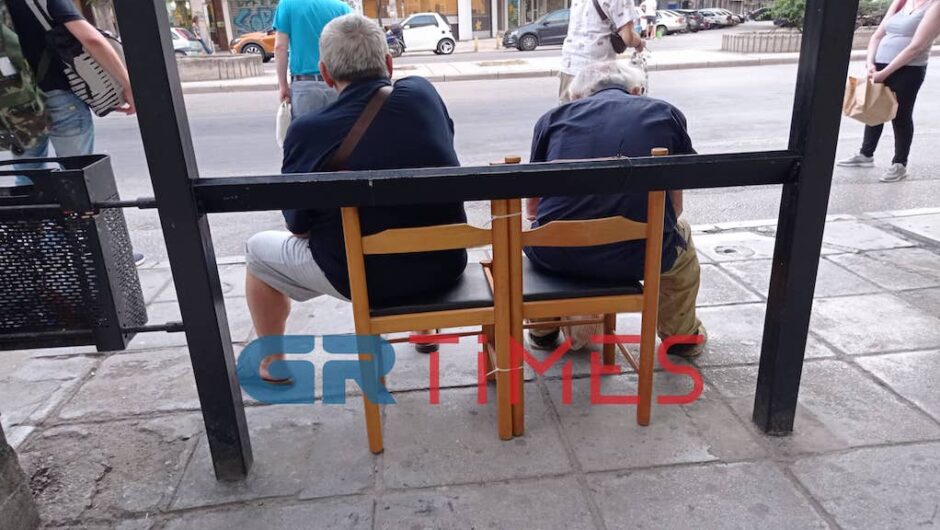Θεσσαλονίκη-Απίστευτη πατέντα: Έδεσαν καρέκλες στη στάση λεωφορείου