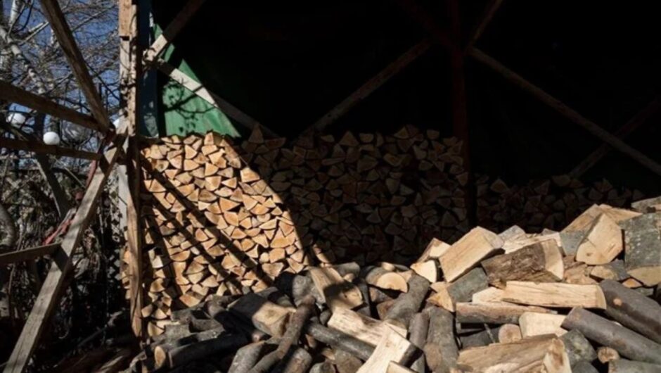 «Καίνε» οι τιμές σε καυσόξυλα και πέλετ