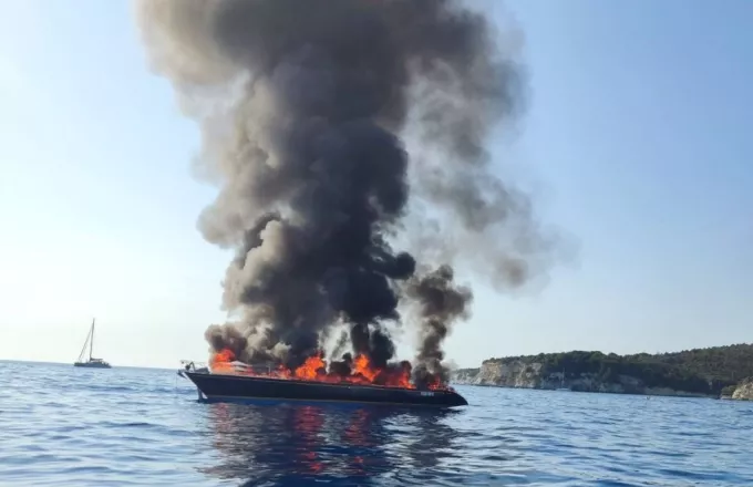 Παξοί: Φωτογραφίες από το φλεγόμενο ιστιοφόρο