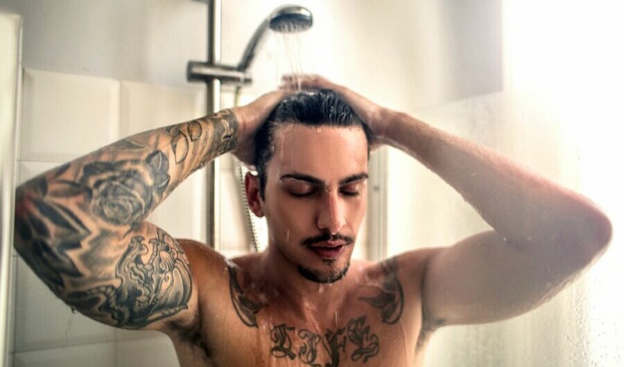 Πώς τα καυτά ντους θα σε βοηθήσουν να φτιάξεις κορμί για το καλοκαίρι