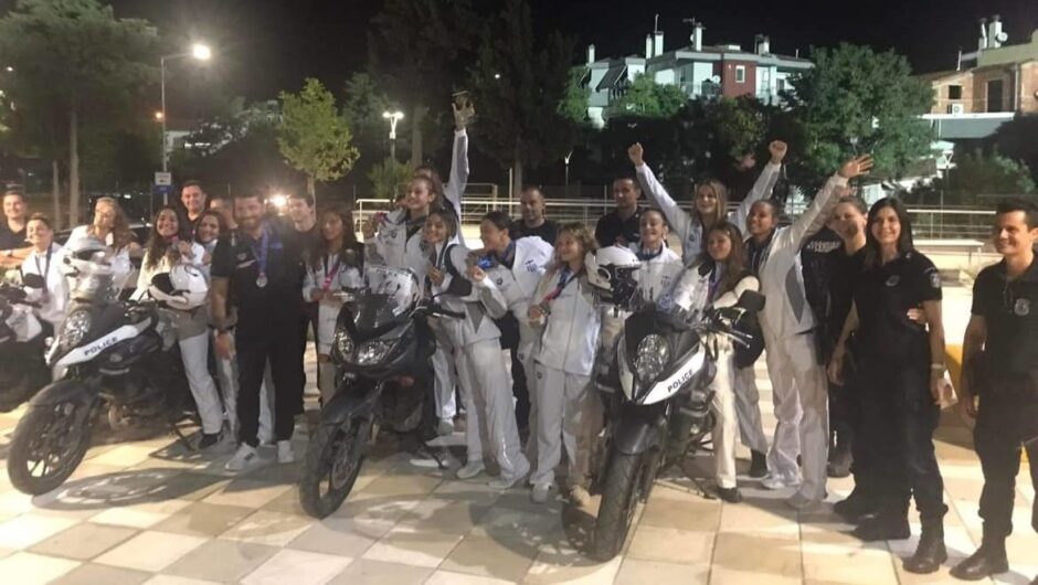 Η Εθνική πόλο πανηγύρισε με Λαρισαίους αστυνομικούς (φωτ.)