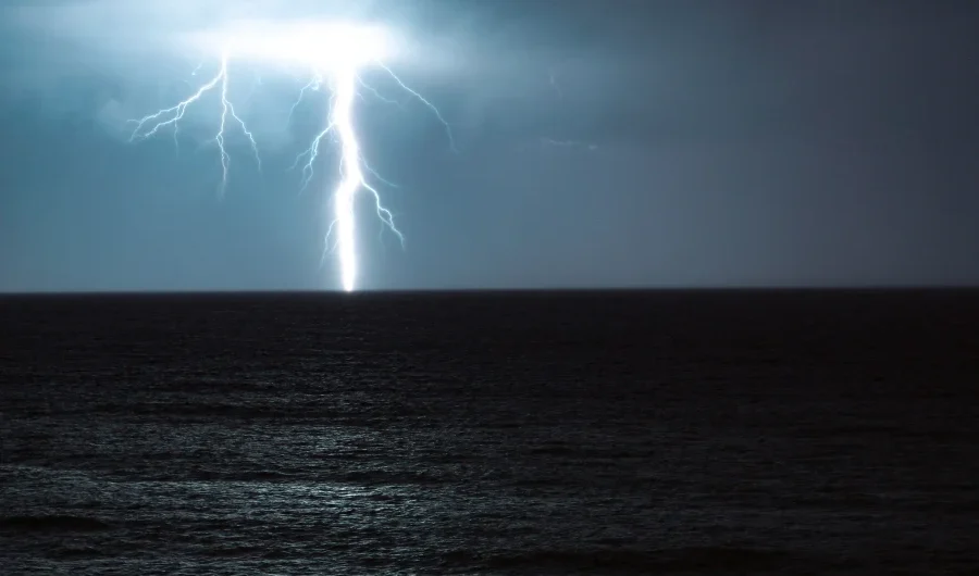 Οδηγίες «σωτηρίας» για τους κεραυνούς όταν είστε εκτός σπιτιού: «Μείνετε ακίνητοι και έχετε ενωμένα τα πόδια»