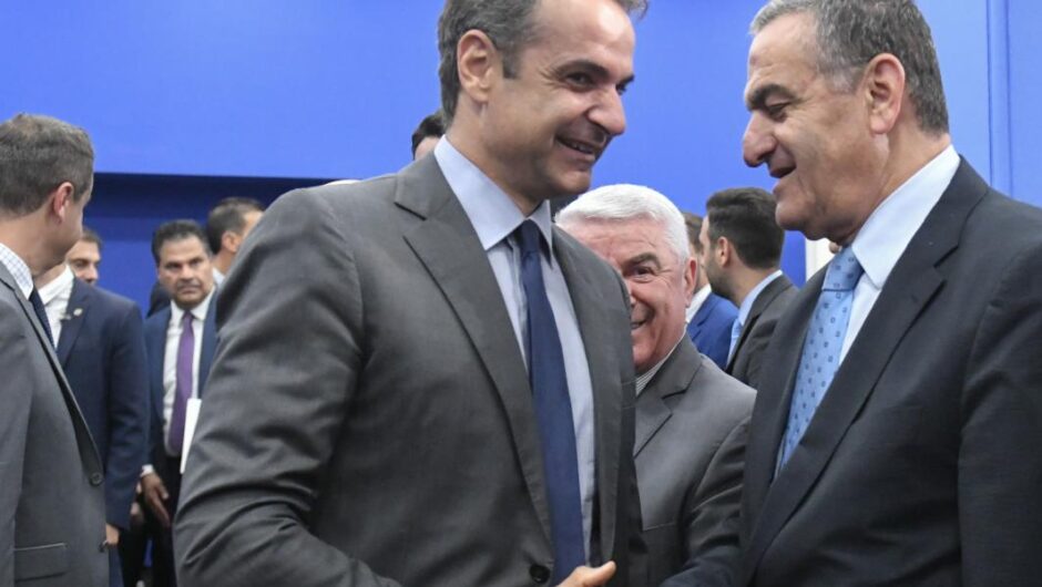 Ακροδεξιός θεσμικός κατήφορος