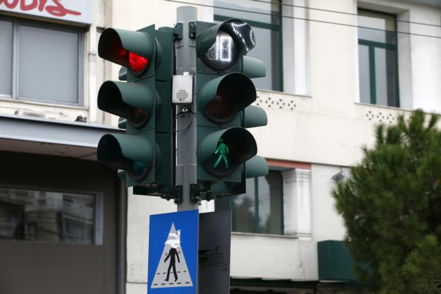 Φανάρι βγάζει φωτογραφία όσους περνούν με κόκκινο