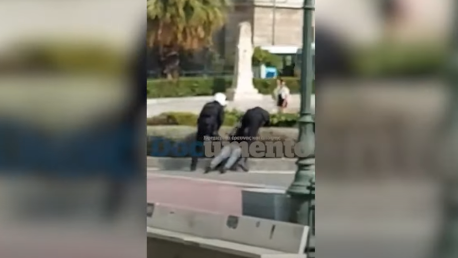 Ομάδα ΔΙΑΣ / Πρωτοφανής ξυλοδαρμός άντρα που έχει συλληφθεί και δεν αντιστέκεται (βίντεο)