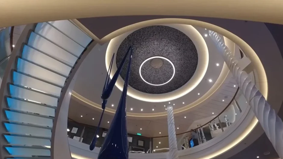 Έδεσε στη Σούδα το κρουαζιερόπλοιο «Mein Schiff 5»: Βίντεο από το εσωτερικό του πλωτού παλατιού