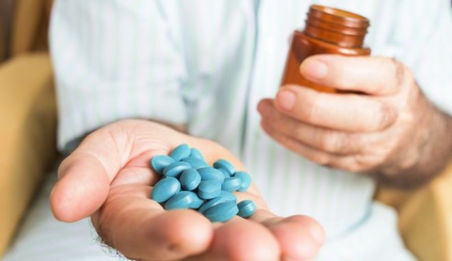 Aυξάνονται διαρκώς οι νέοι άνδρες που αναζητούν το “μπλε χάπι”