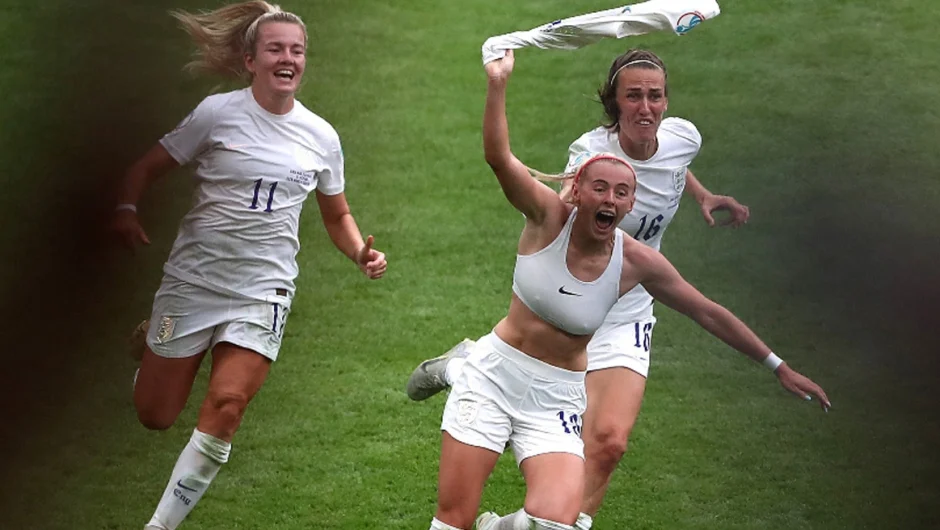 Κλόε Κέλι: Το κορίτσι που έβγαλε τη φανέλα της και τους Άγγλους στους δρόμους