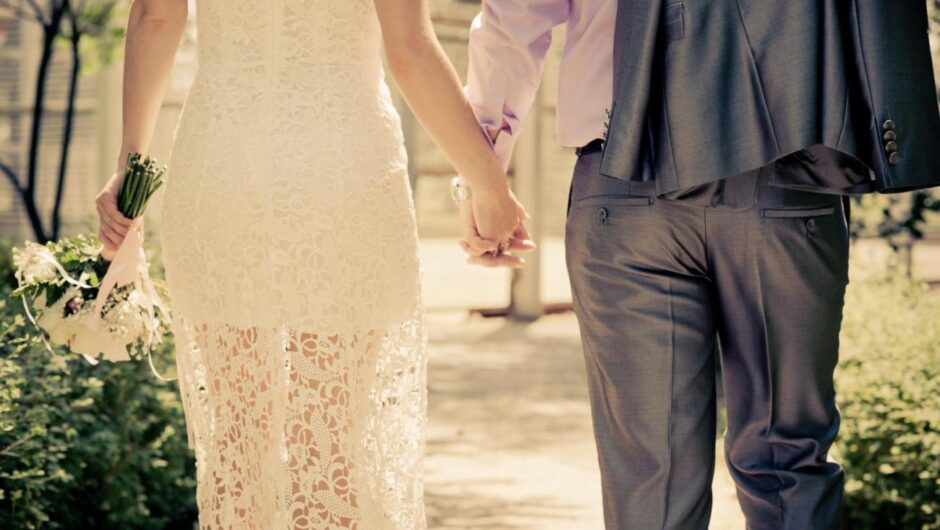 “Μπουκάλα” έμεινε η νύφη στην εκκλησία – Η πεθερά πήρε το γιο της και έφυγε!