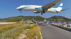 Σκιάθος: Αεροπλάνο πέρασε -για μια ακόμη φορά- μέτρα πάνω από κεφάλια τουριστών