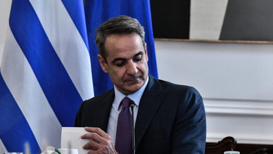 Ρίξε, Κυριάκο, τα χαρτιά