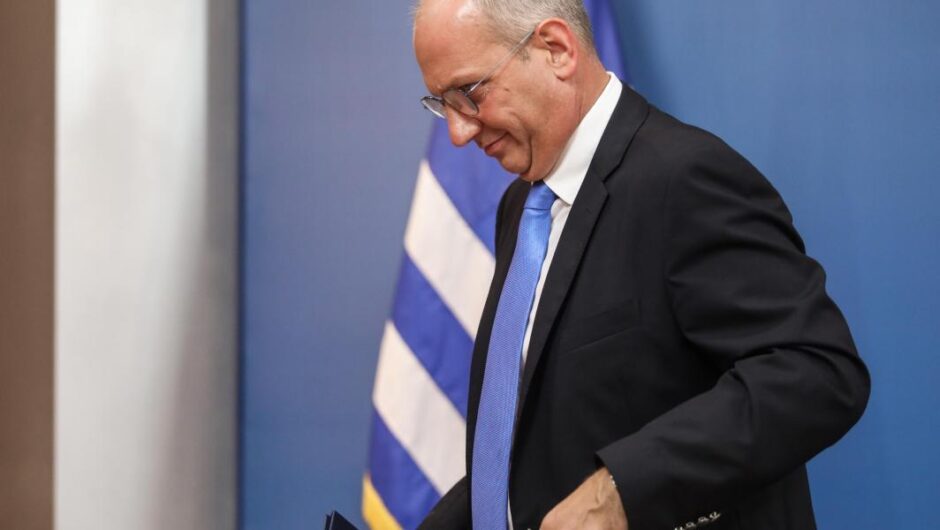 Ο κλοιός σφίγγει