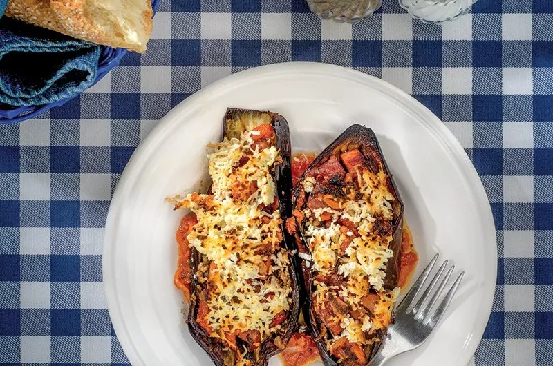 Η συνταγή της ημέρας: Μελιτζάνες παπουτσάκια με απάκι και ανθότυρο. Το μενού της εβδομάδας (1/8 έως 7/8)