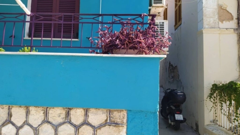 Απίστευτη καταγγελία: Τούς διέκοψε από την δημόσια ερωτική πράξη στην Ιθάκη και της κατέστρεψαν το μηχανάκι για εκδίκηση