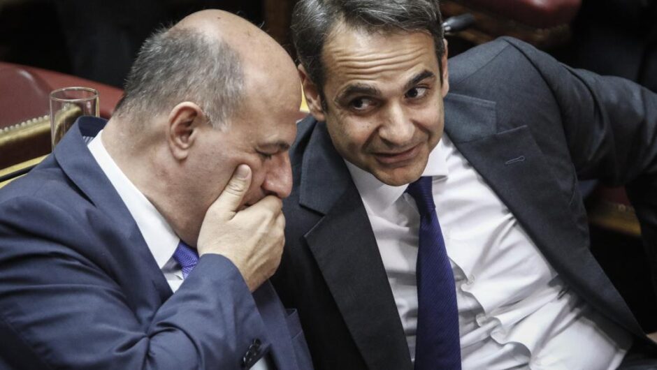 Παράσταση δίνουν